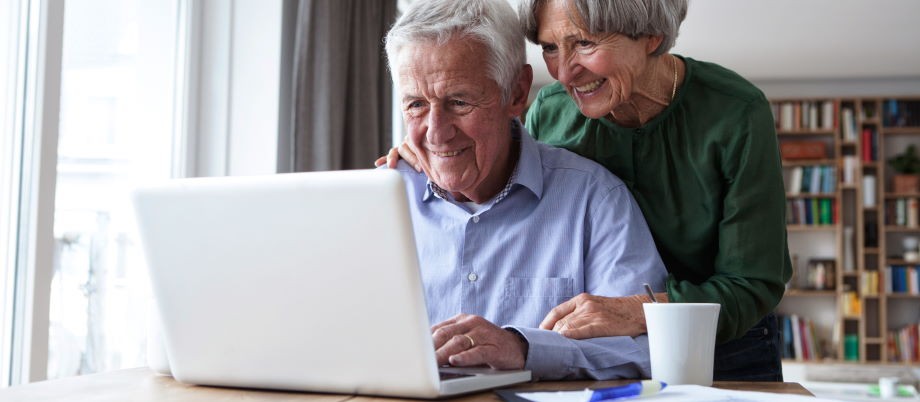 Zwei Senioren am Laptop
